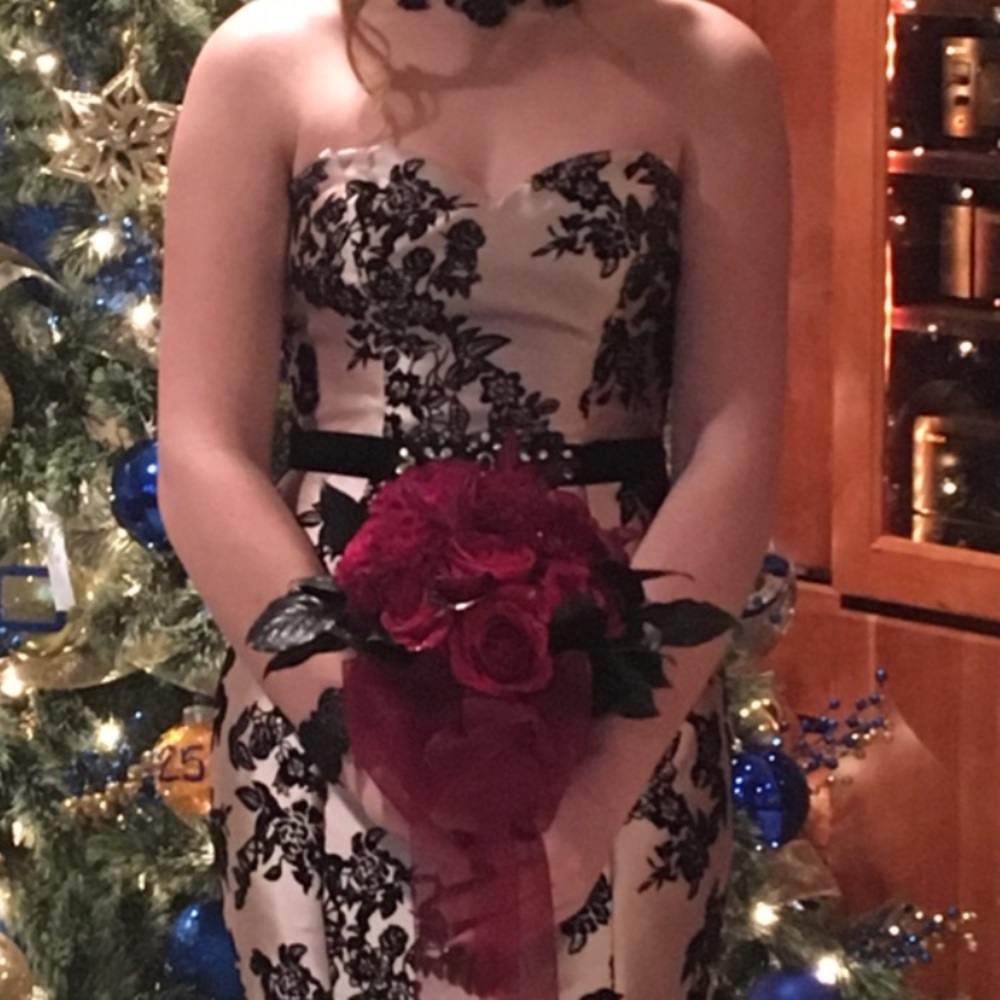Prom gown - Picture 2 of 2